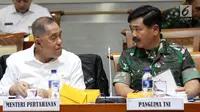 Menhan Ryamizard Ryacudu (dua kiri) dan Panglima TNI Marsekal Hadi Tjahjanto (dua kanan) berbincang saat mengikuti rapat kerja dengan Komisi I DPR di Kompleks Parlemen, Jakarta, Rabu (19/6/2019). (Liputan6.com/JohanTallo)
