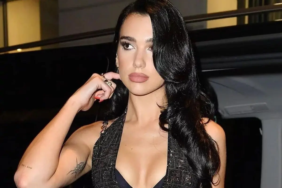 Pesona Seksi Dua Lipa dengan Gaun Tembus Pandang di Fendace, Runway Versace by Fendi