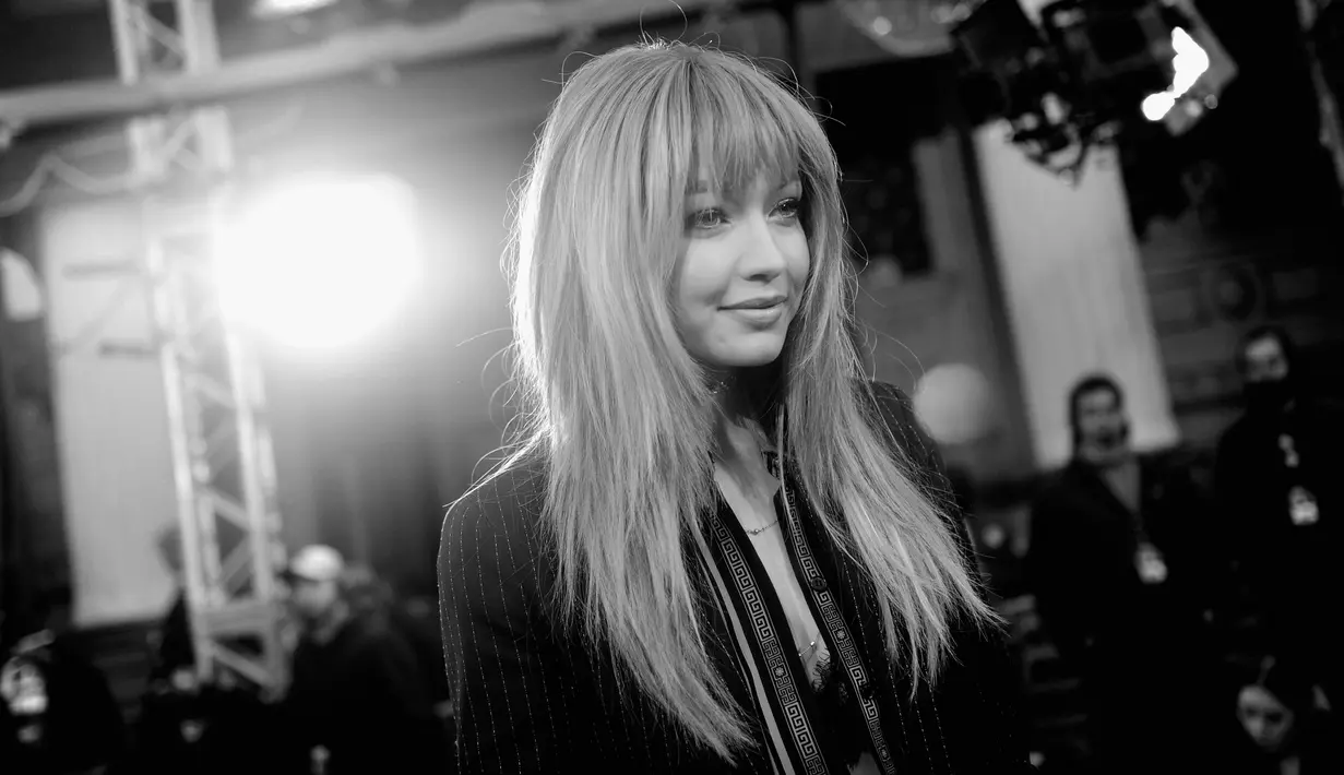 Model cantik, Gigi Hadid saat tiba dalam acara MTV Movie Awards di Warner Bros Studio, Burbank, California, Sabtu (9/4).  Kekasih Zayn Malik itu mengubah gaya rambutnya dengan tampil berponi. (Emma Mcintyre/GETTY IMAGES NORTH AMERICA/AFP)