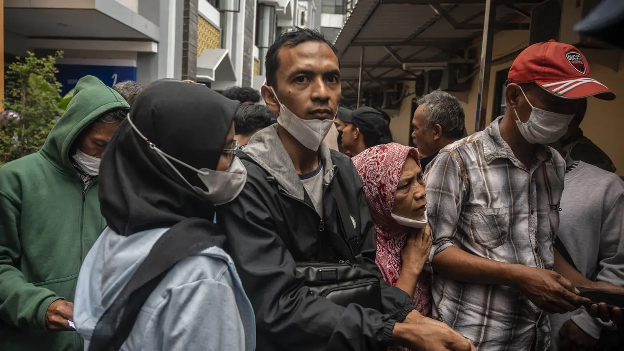 Foto: Keluarga Korban Tragedi Kanjuruhan Padati Salah Satu Rumah Sakit di Malang