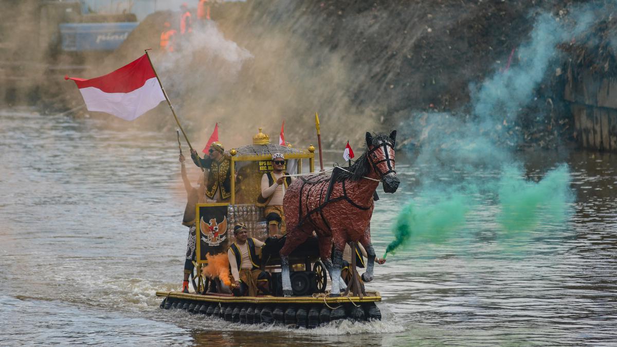 Parade 43 Perahu Daur Ulang Plastik Meriahkan Festival Cinta Lingkungan 2025