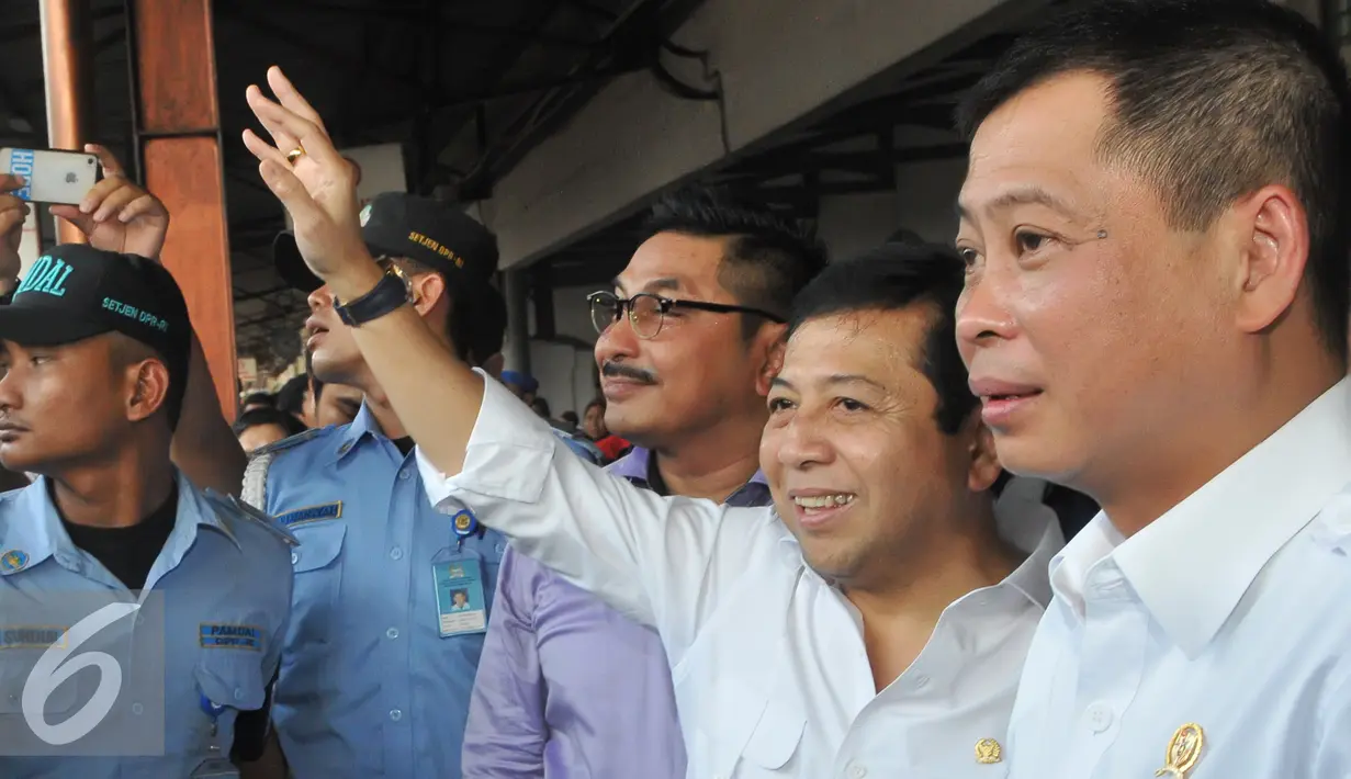 Ketua DPR Setya Novanto menyapa warga di Stasiun Senen, Jakarta, Selasa (7/7/2015). Kunjungan itu dilakukan untuk meninjau kesiapan transportasi kereta api pada arus mudik jelang Lebaran. (Liputan6.com/Herman Zakharia)