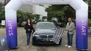 Director of Communications BMW Group Indonesia Jodie O’tania dan Vice President of Customer Support BMW Group Indonesia Ariefin Makaminan foto bersama di depan BMW 520i M Sport pada BMW Test Day di Karawaci, Tangerang, Sabtu (10/04/2021). (Liputan6.com/Fery Pradolo)