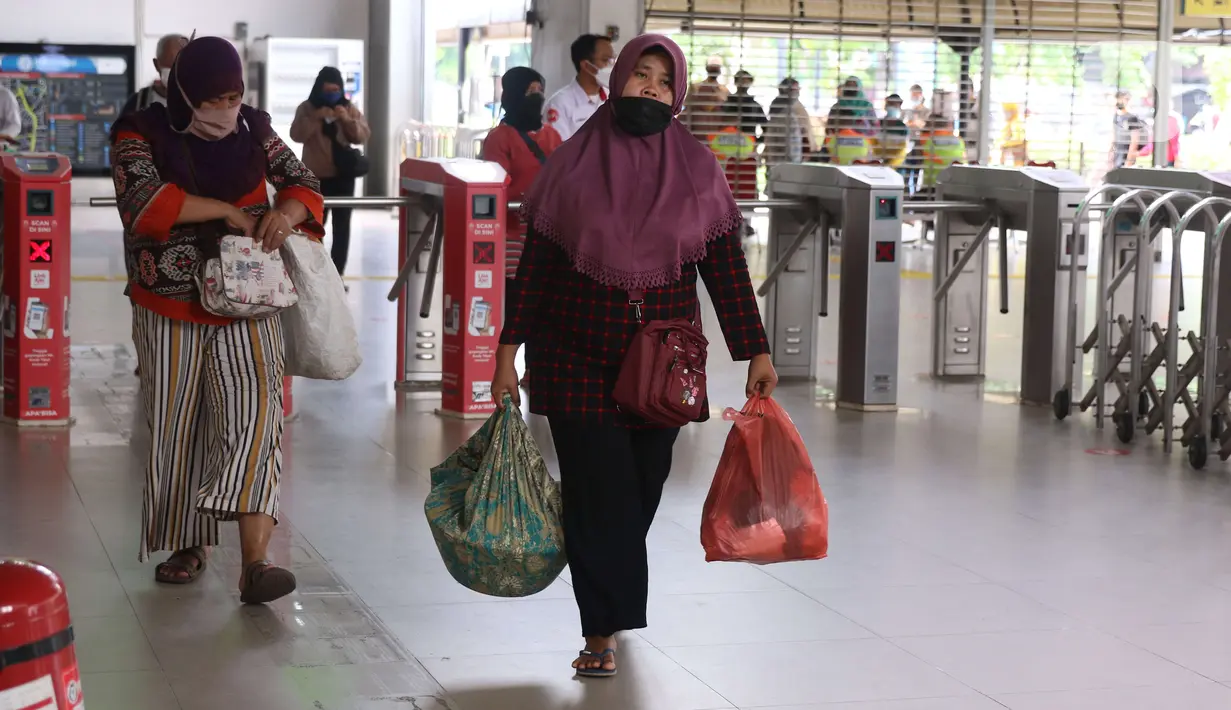 Penumpang melintasi pintu tiket elektronik Kereta Rel Listrik (KRL) di Stasiun Tanah Abang, Jakarta, Selasa (16/11/2021). Pemerintah telah memperpanjang kebijakan Pemberlakuan Pembatasan Kegiatan Masyarakat (PPKM) Jawa-Bali mulai 16-29 November 2021. (Liputan6.com/Angga Yuniar)