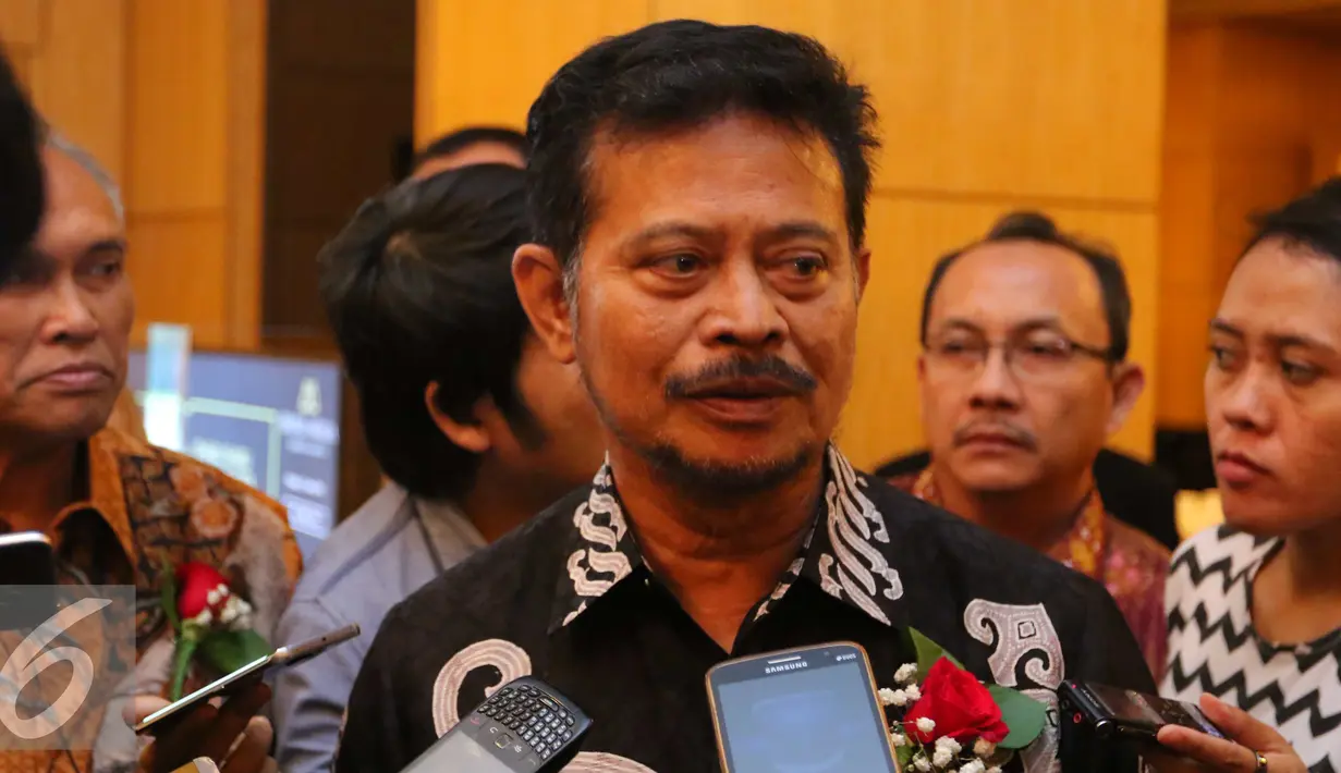 Gubernur Sulsel, Syahrul Yasin Limpo memberikan keterangan saat menghadiri Public Expose penawaran obligasi Bank Sulselbar di Jakarta,Jumat (17/6). PT Bank Sulselbar menerbitkan obligasi melalui Penawaran Umum Berkelanjutan. (Liputan6.com/Angga Yuniar)