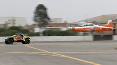 Pereli asal Prancis, Sebastien Loeb meninggalkan pesawat Angkatan Udara Peru (FAP) di Lima, Peru (6/1).  Balapan ini berlangsung menjelang ajang Reli Dakar ke-41. (AP Photo/Ricardo Mazalan)