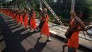Prosesi yang diinisiasi oleh Majelis Agama Buddha Mahanikaya Indonesia (MBMI) ini merupakan bentuk pelatihan pembentukan karakter bagi calon Biksu serta umat Buddha keseluruhan. Aktivitas ini juga untuk memajukan nilai moral dan spiritual yang universal sehingga bisa menjadi mercusuar perdamaian bagi seluruh bangsa. (DEVI RAHMAN/AFP)