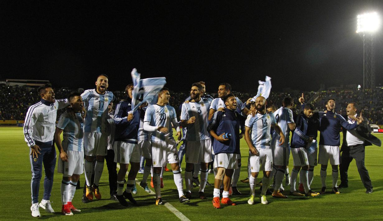 Para pemain Argentina merayakan keberhasilan lolos ke Piala Dunia 2018 usai mengalahkan Ekuador di Stadion Olimpico Atahualpa, Quito, Selasa (10/10/2017). Sempat tertinggal, Argentina akhirnya menang 3-1 atas Ekuador. (AFP/Javier Cazar)