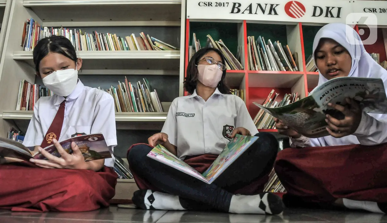 Anak-anak membaca buku di perpustakaan yang disediakan di Ruang Publik Terpadu Ramah Anak (RPTRA) Manggis, Kelurahan Kemanggisan, Kecamatan Palmerah, Jakarta Barat, Senin (31/10/2022). RPTRA Manggis menyediakan perpustakaan yang difasilitaskan untuk anak-anak sebagai upaya meningkatkan minat baca serta literasi tambahan usai jam sekolah. (merdeka.com/Iqbal S. Nugroho)