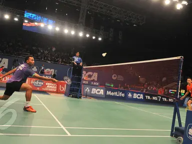 Pebulutangkis, Tommy Sugiarto mengembalikan kok ke Pebulutangkis Lin Dan di Turnamen Bulutangkis BCA Indonesia Open Superseries Premier 2015 di Istora Senayan, Jakarta, Rabu (3/6/2015). Tommy menang 19-21 21-8 21-16. (Liputan6.com/Herman Zakharia)
