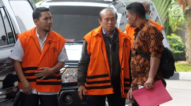 Tersangka Bupati Bener Meriah nonaktif Ahmadi dan kontraktor Susilo Prabowo alias bun tiba di gedung KPK, Jakarta (25/7/18). Ahmadi diperiksa terkait dugaan suap proyek infrastruktur dari dana Otonomi Khusus Aceh Anggaran 2018. (Merdeka.com/Dwi Narwoko)