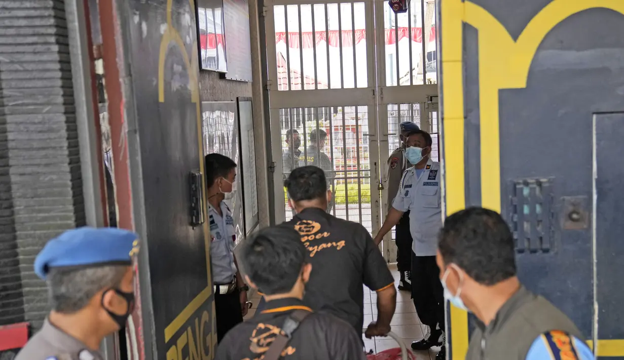 Kebakaran Lapas Tangerang. Kebakaran besar terjadi di Lapas Kelas I Tangerang. Akibatnya 49 orang narapidana dinyatakan meninggal dunia. Korban terdiri dari satu orang narapidana kasus pembunuhan, satu orang kasus terorisme, dan napi lainnya atas kasus narkoba. (AP Photo/Dita Alangkara)