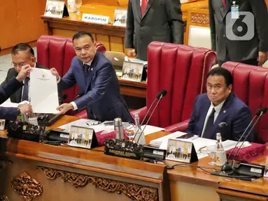 Menteri Hukum dan HAM Yasonna Laoly saat memberikan pandangan pemerintah kepada Wakil Ketua DPR Sufmi Dasco Ahmad saat rapat paripurna DPR di Jakarta, Selasa (6/12/2022). DPR RI resmi mengesahkan Rancangan Undang-Undang Kitab Undang-Undang Hukum Pidana (RUU KUHP) menjadi Undang-Undang. (Liputan6.com/Angga Yuniar)