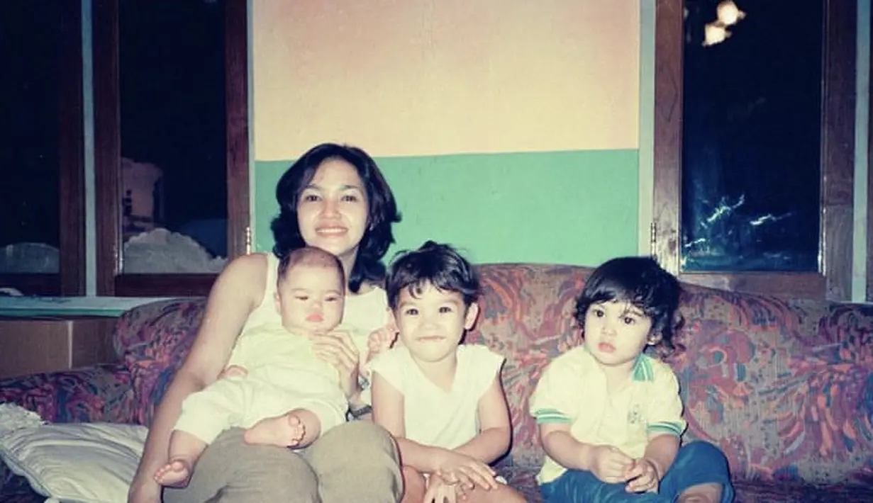 Maia pun menggunggah foto kecil ketiga anak laki-lakinya. Nampak Maia tampil dengan tank top putihnya.  Credit: Instagram  (@maiaestiantyreal)