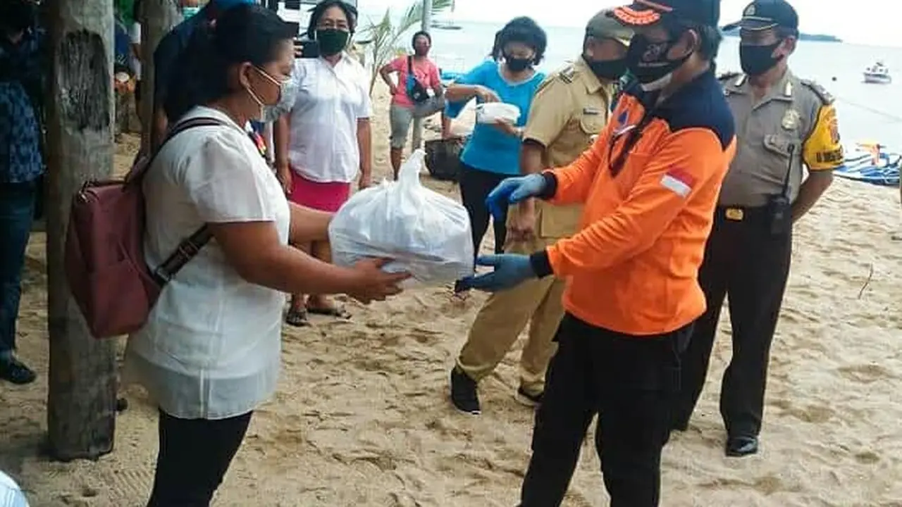 Wali Kota Manado GS Vicky Lumentut menyerahkan bantuan bagi warga terdampak Covid-19.