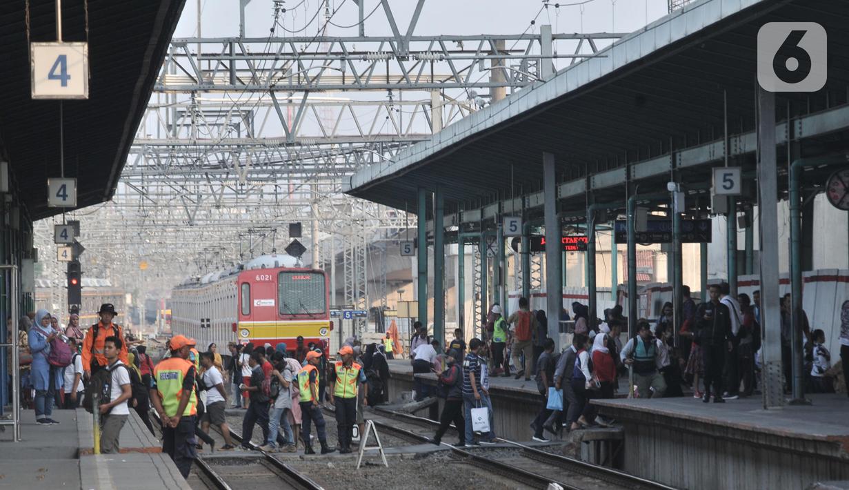 Aktivitas calon penumpang di Stasiun Manggarai, Jakarta, Rabu (9/10/2019). Rencana pemindahan pelayanan KA jarak jauh dari Stasiun Gambir ke Stasiun Manggarai agar kapasitas pengguna KA semakin banyak. (merdeka.com/Iqbal S. Nugroho)