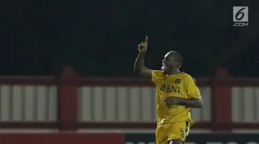 Pemain depan Bhayangkara FC, Herman Dzumafo Epandi merayakan golnya ke gawang Madura United pada lanjutan Go-Jek Liga 1 Indonesia 2018 bersama Bukalapak di Stadion PTIK, Jakarta, Kamis (7/6). Bhayangkara FC unggul 1-0. (Liputan6.com/Helmi Fithriansyah)