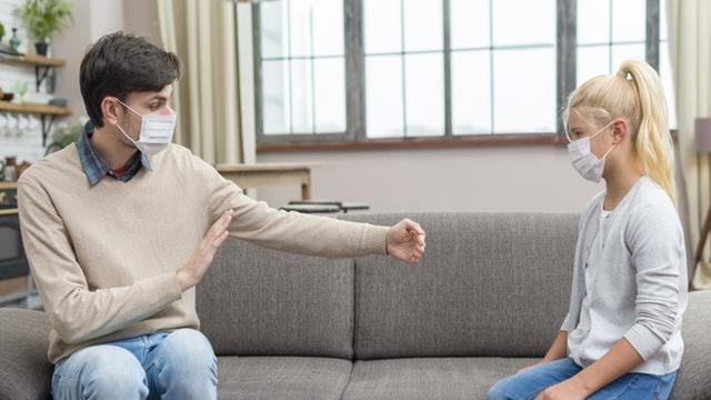 Ilustrasi anggota keluarga menjaga jarak di rumah