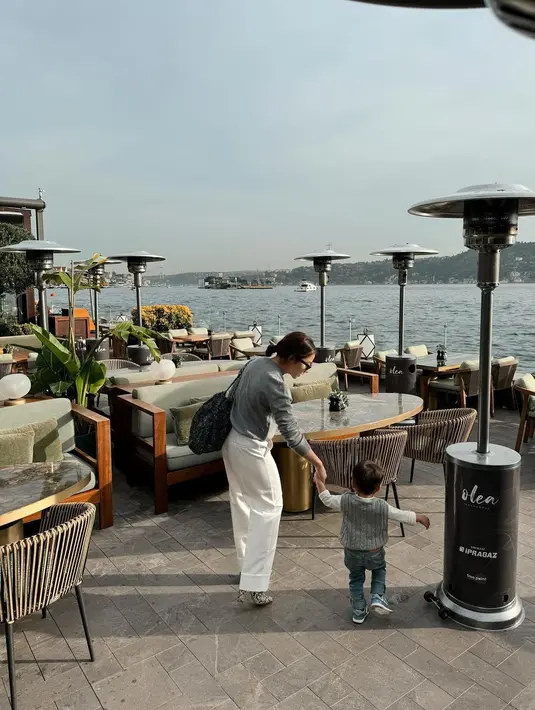 Walaupun diambil dari belakang, momen keakraban Nikita Willy dan Issa terlihat manis. Keduanya kompak mengenakan outfit bernuansa abu-abu. [Foto: Instagram/nikitawillyofficial94]