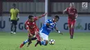 Pemain sayap Persija, Riko Simanjuntak (kiri) berebut bola dengan Ardi Idrus (Persib) pada lanjutan Go-Jek Liga 1 Indonesia 2018 bersama Bukalapak di Lapangan PTIK, Jakarta, Sabtu (30/6). Persija unggul 1-0. (Liputan6.com/Helmi Fithriansyah)