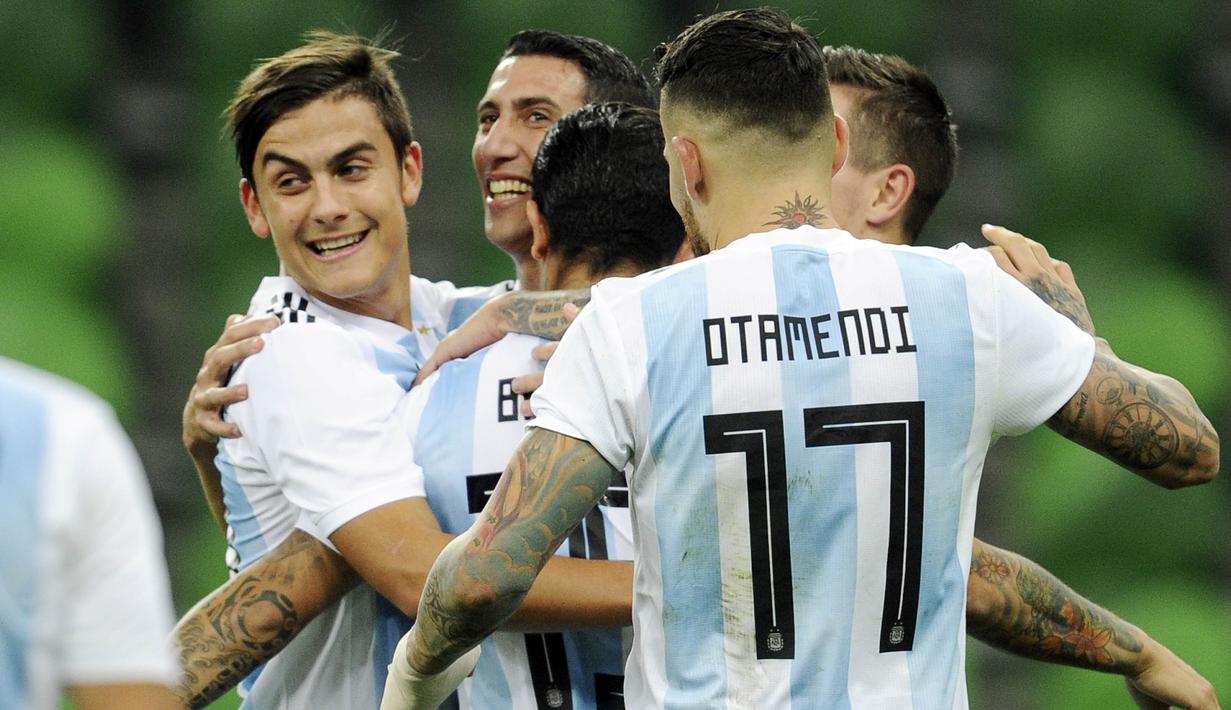 Pemain Argentina merayakan gol yang dicetak oleh Ever Banega ke gawang Nigeria pada laga persahabatan di Stadion FK Krasnodar, Rabu (15/11/2017). Argentina kalah 2-4 dari Nigeria. (AP/Sergey Pivovarov)