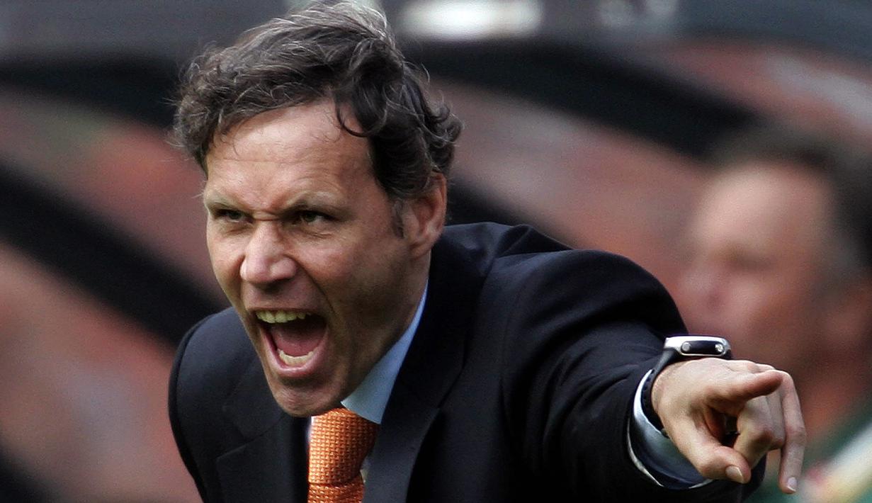 Marco van Basten. Striker tajam asal Belanda peraih 3 trofi Ballon d'Or ini pensiun di usia 28 tahun pada Juli 1995 akibat cedera ankle. Meski telah terdeteksi sejak 1986, namun karena penanganan yang telat cedera tersebut justru semakin parah dan menghancurkan kariernya. (AFP/ANP/Ed Oudenaarden)