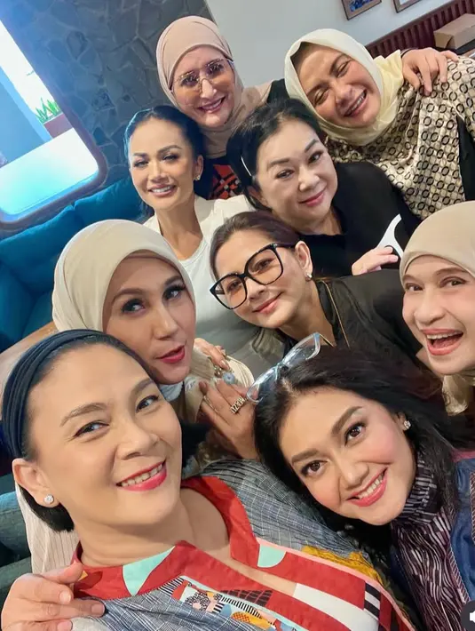 Tak hanya urusan busana, wajah para artis 90an ini tetap masih tampak awet muda dan glowing. Jadi siapa favorit sahabat Fimela? [@inekekoes]