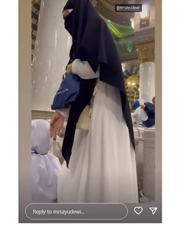 8 Momen Ayu Dewi dan Regi Datau Jalani Umroh, Penampilan Bercadar Jadi Sorotan