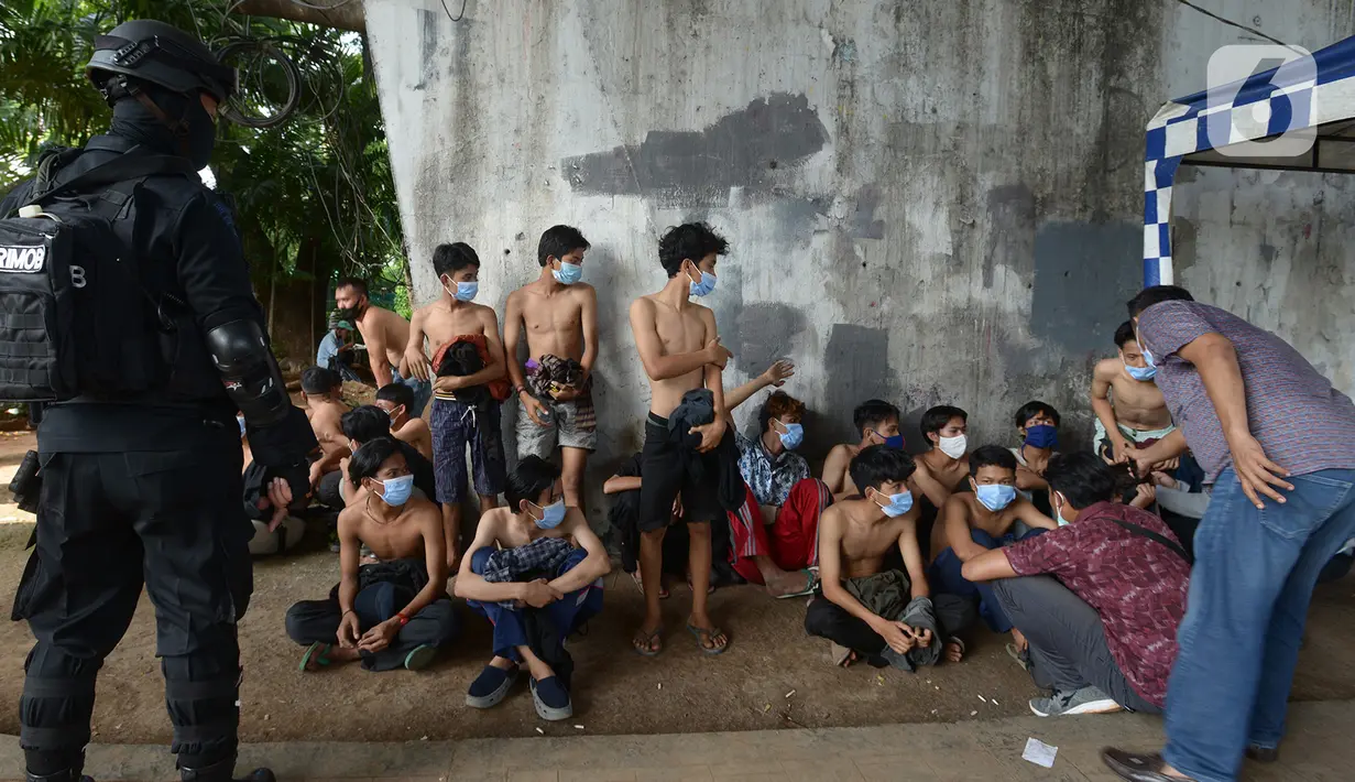 Petugas kepolisian mengamankan sejumlah orang yang diduga akan melakukan unjuk rasa di Kawasan Senayan, Jakarta, Kamis (8/10/2020). Mereka diduga hendak unjuk rasa menolak Undang-Undang Omnibuslaw Cipta Kerja di Gedung DPR. (merdeka.com/Imam Buhori)