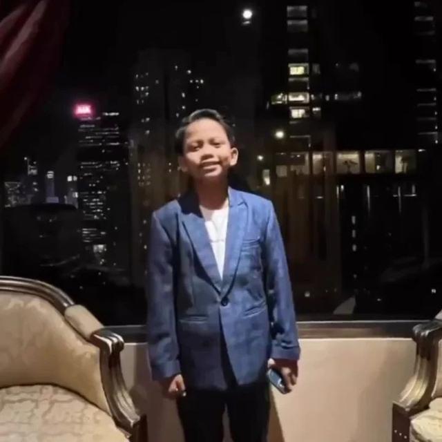 Gaya Farel Prayoga pakai jas (Foto: Instagram  farelprayogaa.anekasafari)