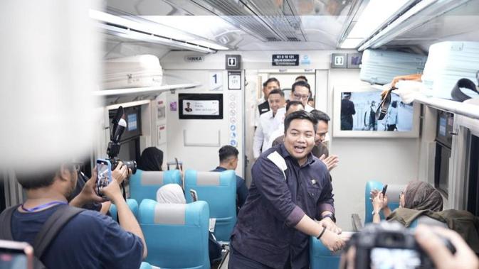 Anggota Komisi VI DPR Kawendra Lukistian saat mengecek penumpang kereta api (Istimewa)