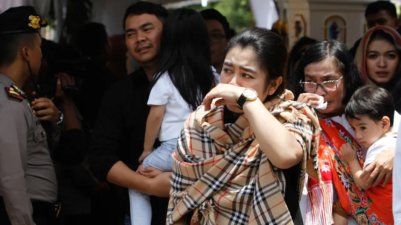 Anak besan Jokowi terisak menyaksikan peti jenazah ayahnya dibawa ke mobil jenazah
