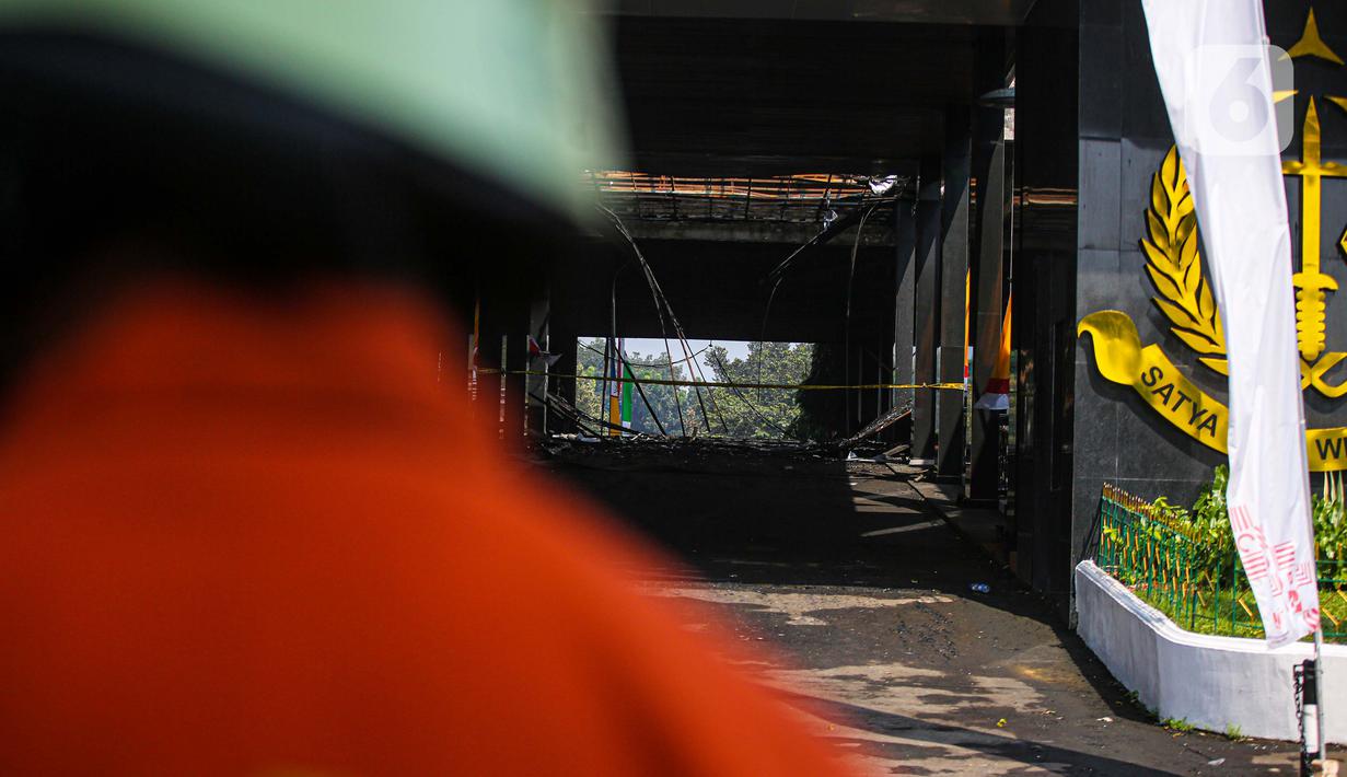 Petugas pemadam kebakaran melakukan proses pendinginan dari sisa kebakaran di gedung utama Kejaksaan Agung RI, Jakarta, Minggu (22/8/2020). Kebakaran di gedung utama Kejaksaan Agung tersebut menghanguskan seluruh lantai. (Liputan6.com/Faizal Fanani)