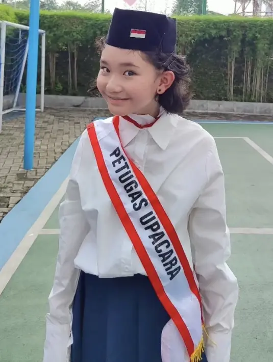 <p>Bilqis pun mengenakan peci hitam dengan lambang bendera merah putih di atas rambut pendek ikalnya. Ia tampak mengenakan anting-anting minimalis. [@ayutingting92]</p>