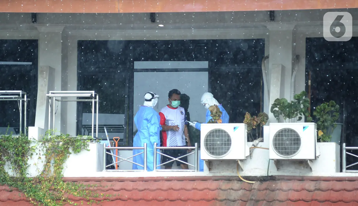 Tim paramedis dari Sudinkes Jakarta Selatan melakukan pemeriksaan kesehatan berkala kepada pasien Covid-19 yang berstatus sebagai OTG di Graha Wisata Ragunan, Senin (14/12/2020). Sebanyak 13 pasien OTG Covid-19 saat ini menjalani isolasi mandiri di Graha Wisata Ragunan. (merdeka.com/Arie Basuki)