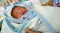 Bayi tampan itu tak menangis meski diletakkan di bak sampah yang terkunci. (Liputan6.com/Panji Prayitno)