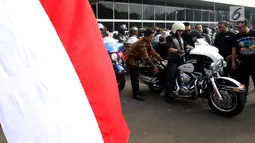 Ketua MPR Zulkifli Hasan bersiap mengendarai Motor Gede di Halaman Gedung DPR/MPR, Jakarta, Minggu (1/7). Acara tersebut dilakukan untuk Halal Bihalal Ketua MPR dengan Pencinta Motor Gede dengan tema "Merah Putih Kita Sama". (Liputan6.com/Johan Tallo)