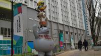 Patung Maskot Asian Games yang berada di Wisma Atlet, Kemayoran, Jakarta Pusat, Senin (12/2/2018). (Bola.com/Asprilla Dwi Adha)