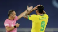 Gabriel Jesus diusir wasit setelah kakinya mengenai wajah pemain Chile, Eugenio Mena, saat berduel bola atas. (AP/Silvia Izquierdo)