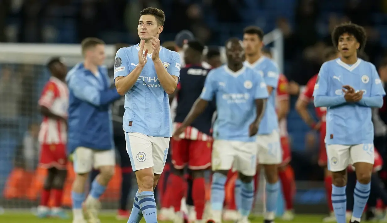 Striker Manchester City, Julian Alvarez memberi aplaus ke penonton setelah memenangkan laga atas Red Star Belgrade pada matchday pertama Grup G Liga Champions 2023/2024 di Etihad Stadium, Manchester, Rabu (20/9/2023) dini hari WIB. (AP Photo/Dave Thompson)