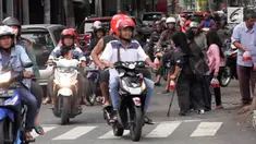 Puluhan penyandang disabilitas ikut berbagi di bulan suci Ramadan dengan membagikan takjil pada umat muslim, di Lumajang Jawa Timur. Kegiatan tersebut dilaksanakan pada setiap minggu sekali.