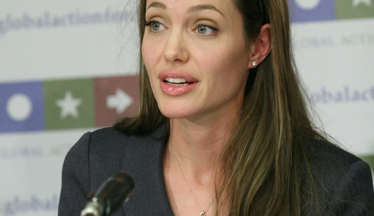 Melansir Hollywoodlife.com (14/11), seorang sumber mengatakan bahwa keenam anak Jolie dan Pitt memang mengalami tekanan akibat perceraian kedua orang tuanya. Untuk itu Jolie berusaha membahagiakannya. (AFP/Bintang.com)