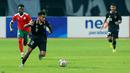 Pemain Timnas Indonesia, Yakob Sayuri, menggiring bola saat melawan Burundi pada pertandingan kedua FIFA Matchday di Stadion Patriot Candrabhaga, Bekasi, Selasa (28/3/2023). Yakob mengisi pos sayap kanan sementara Yance ada di belakangnya, di pos fullback kanan. (Bola.com/M Iqbal Ichsan)