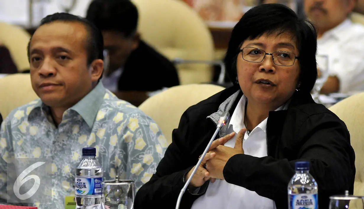 Menteri LHK, Siti Nurbaya memberikan keterangan saat rapat kerja dengan komisi IV DPR di kompleks Parlemen, Jakarta, Rabu (14/9/2015). Pembahasan RKA-K/L Tahun 2016 dan Pemmbahasan usulan program yang akan didanai oleh DAK. (Liputan6.com/Johan Tallo)