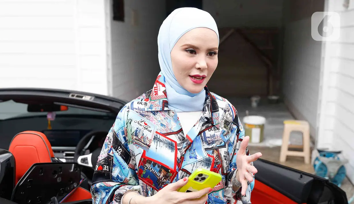 Aktris Angel Lelga turun dari kendaraannya di kediamannya di kawasan Jagakarsa, Jakarta, Rabu (6/7/2022). Dengan model hijabnya, Angel Lelga bisa berinovasi menjadi beberapa gaya yang bisa dikenakan dalam kesempatan yang berbeda. (Liputan6.com/Herman Zakharia)