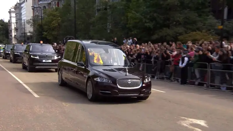 Mobil Jaguar mengantar peti Ratu Elizabeth II ke Windsor Castle.