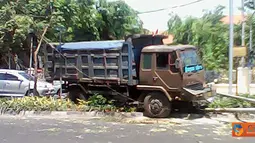 Kecelakaan tunggal terjadi di Jalan Kusuma Bangsa, Surabaya. Truk bermuatan pasir menabrak tiang listrik akibat menghindari sepeda motor.