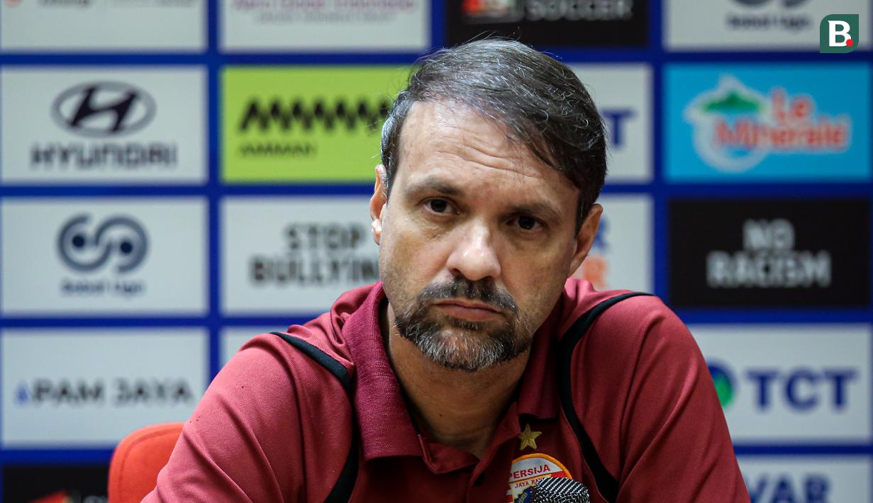 Pelatih Persija Jakarta, Mauricio Souza menyatakan ada masalah menjelang laga melawan klub yang berbasis di Surabaya tersebut. (Bola.com/Bagasakara Lazuardi)