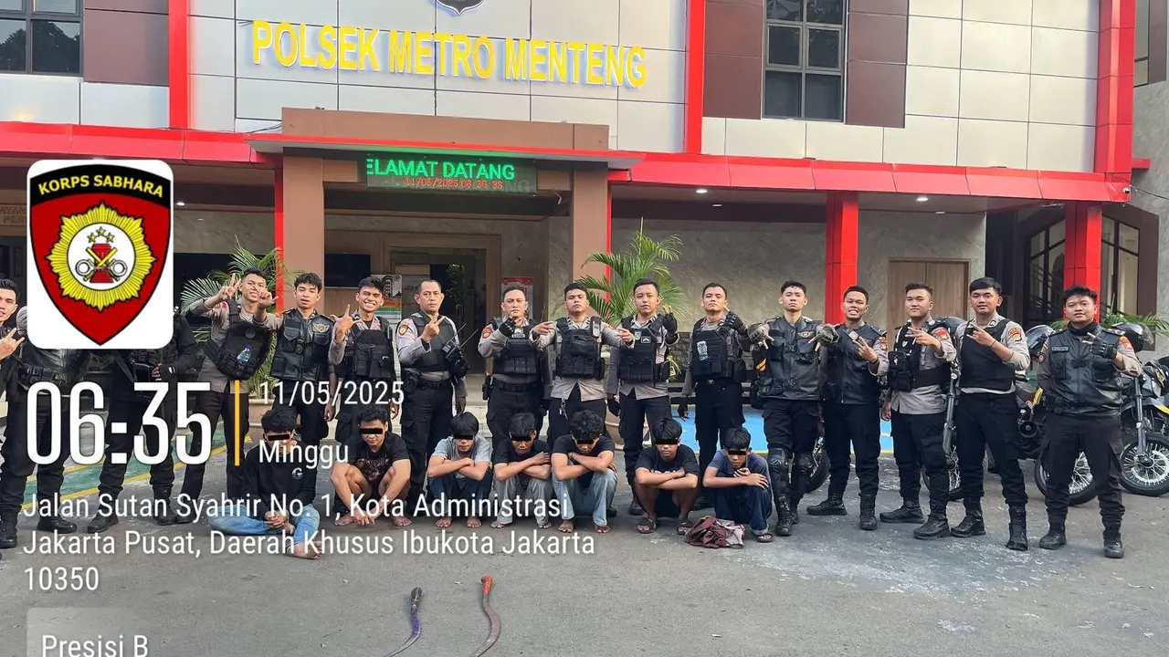 Tujuh orang remaja bersenjata tajam itu diciduk saat nongkrong di Jalan Raden Saleh Raya, Minggu dini hari (11/5/2025). (Liputan6.com/Ady Anugrahadi)