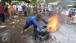 Petugas pemadam kebakaran mencontohkan penanggulangan ketika terjadi kebakaran, Jakarta, Minggu (9/10). Antisipasi harus dilakukan secara dini agar bencana tersebut tidak berdampak kepada kerugian harta maupun jiwa. (Liputan6.com/Immanuel Antonius)